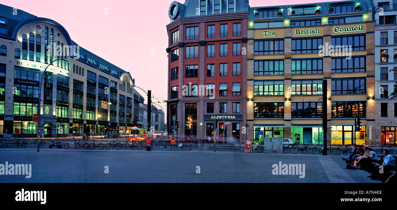 neuen Hackescher Markt Hackesch Markt mit renovierten Gerichte Büro Geschäft Residenz Kulturzentrum Panorama Stockfoto