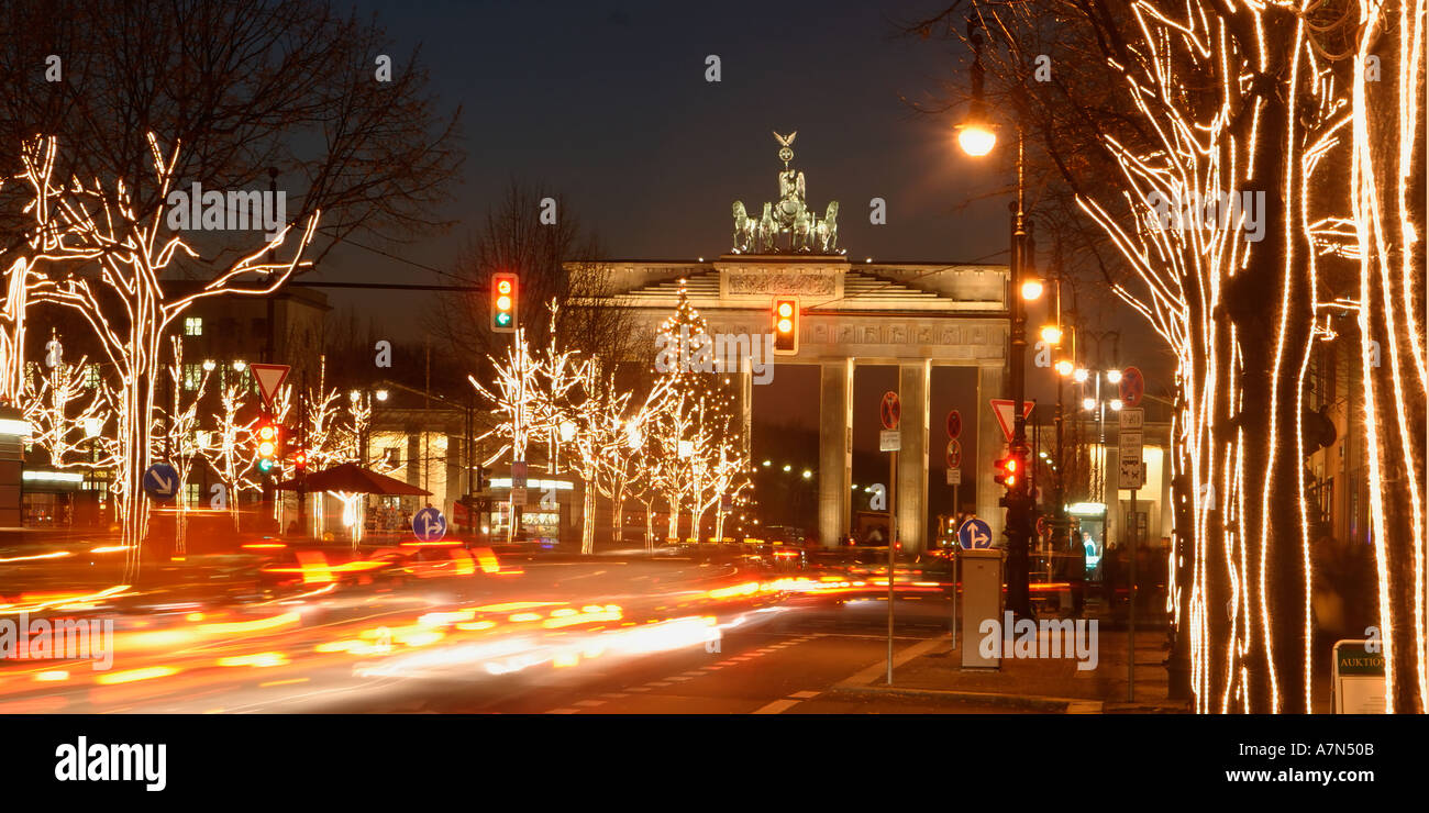 Berlin unter den Kalk Bäume Unter Höhle Linden Weihnachten Beleuchtung  Feierabendverkehr Stockfotografie - Alamy