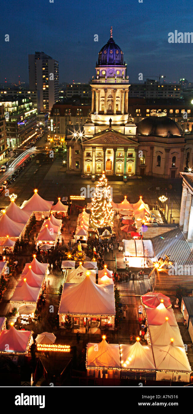 Berlin Gendarmenmarkt Weihnachtsmarkt vor Konzert Haus deutsche Kuppel Blick vom französischen Dom oben Stockfoto