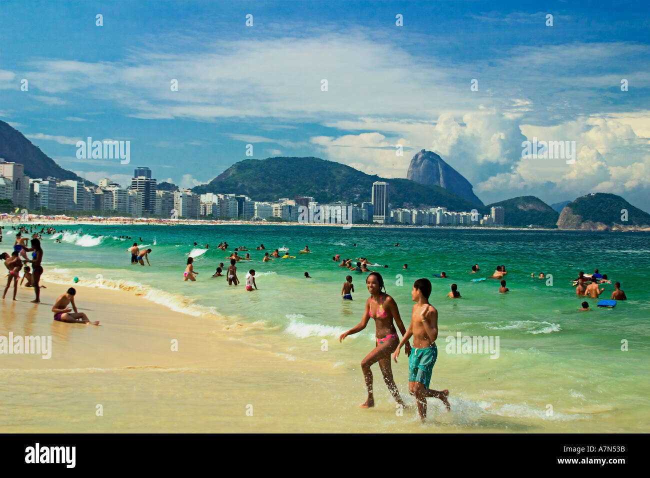 Brasilien Rio de Janeiro Copacabana Strand Cariocas Hintergrund Poa de Acucar Zuckerhut Stockfoto