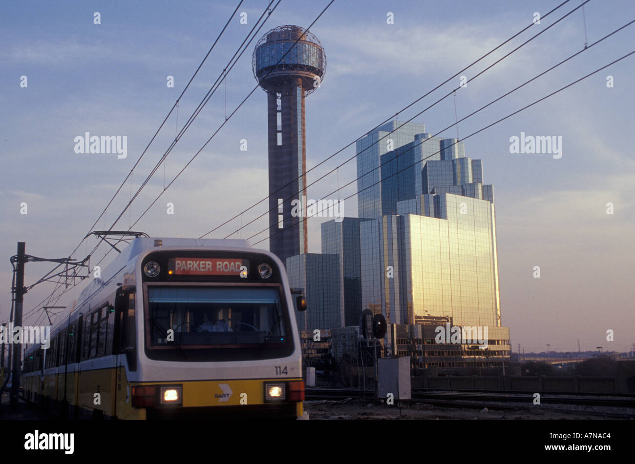 Eine s-Bahn verläuft von der Reunion Tower und Hyatt Regency Hotel in Dallas Texas Stockfoto