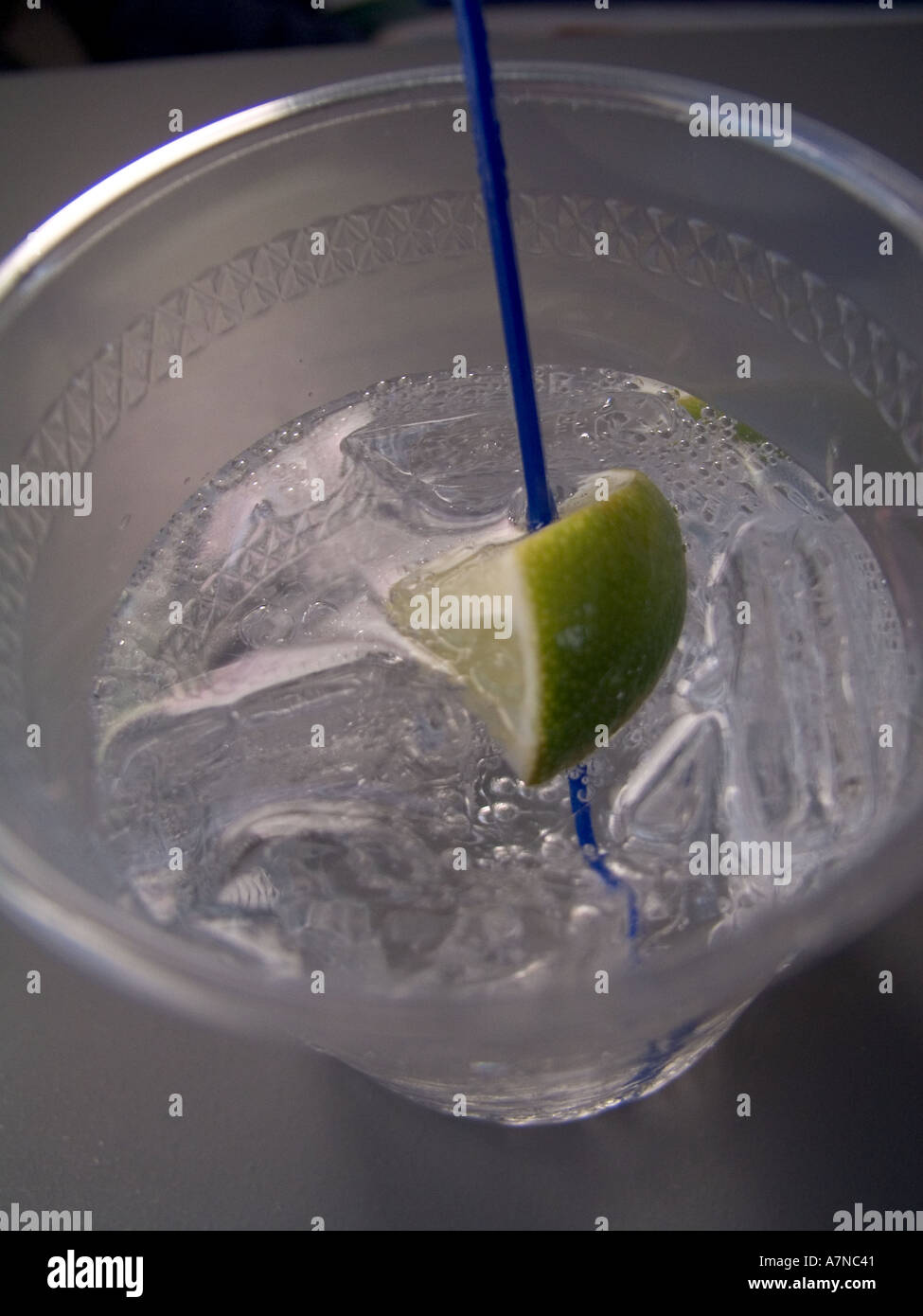 Plastikbecher mit Soda-Club in Flugzeug Stockfoto