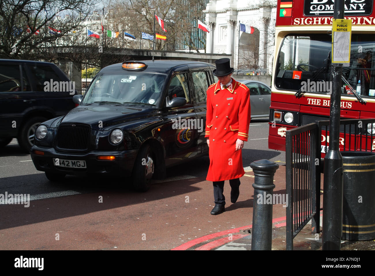 Ein Concierge mit Taxi on Park Lane London England Großbritannien Stockfoto