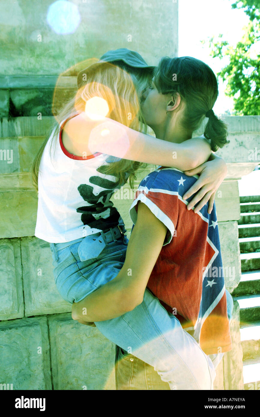 Outdoor Sommer Park Treppen Paar Madchen Junge 15 20 Teenager Teenager Blonde Kappe Hut Lange Haare Halt Arm Waffen Tragen Kuss Liebe Fe Stockfotografie Alamy