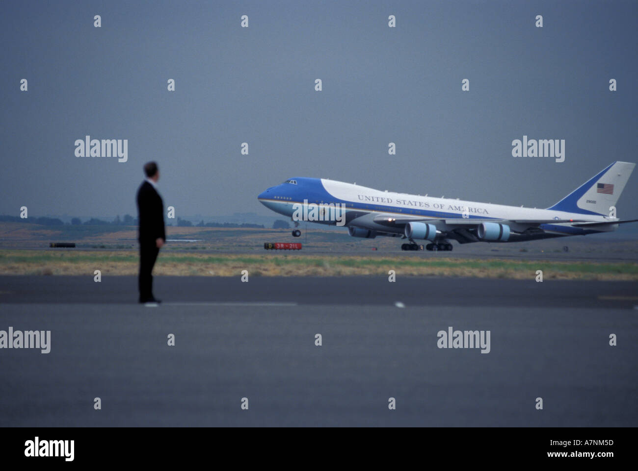 NA, USA, Washington, Pasco, Luftwaffe landet man (Boeing 747) mit Secret Service-Agent auf der Suche, nur zur redaktionellen Stockfoto