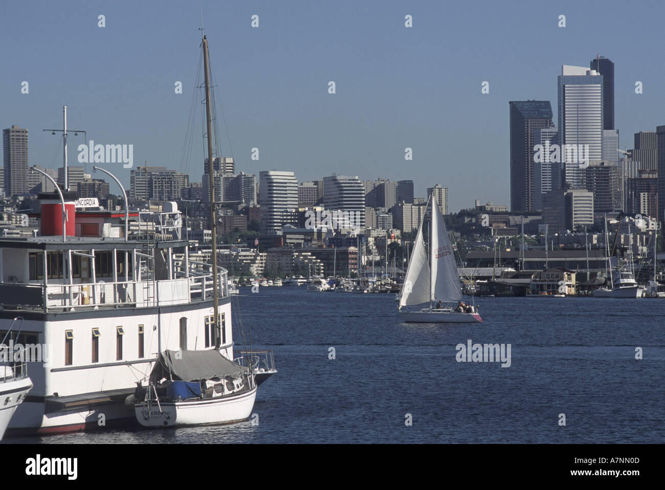 USA, Washington, Seattle Boote am Lake Union mit der Innenstadt von Seattle im Hintergrund Stockfoto