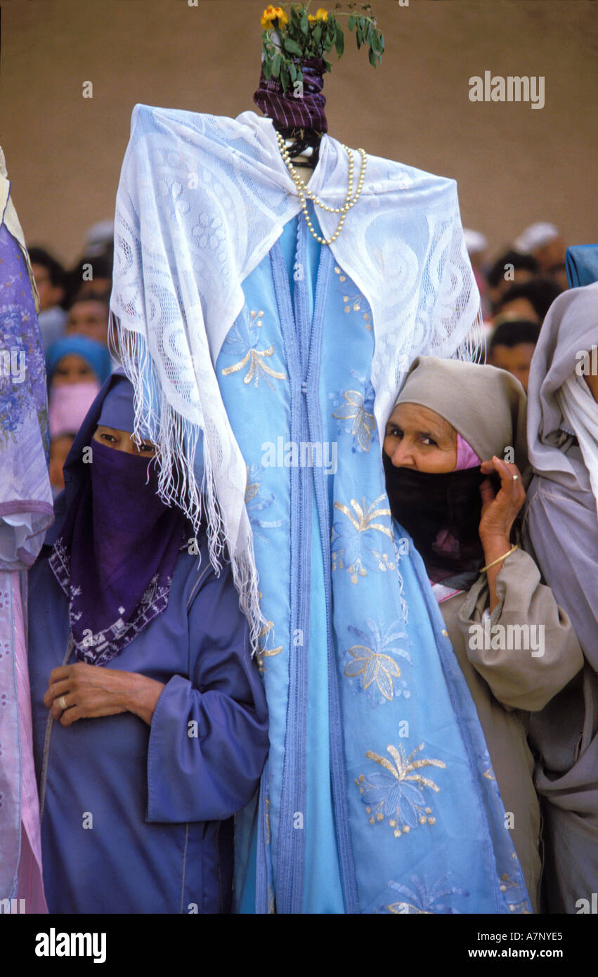Muslimische Frauen tragen eine Kleid zu verkaufen in Marrakesch Markt feiern sie die Wahlen in Marokko Stockfoto