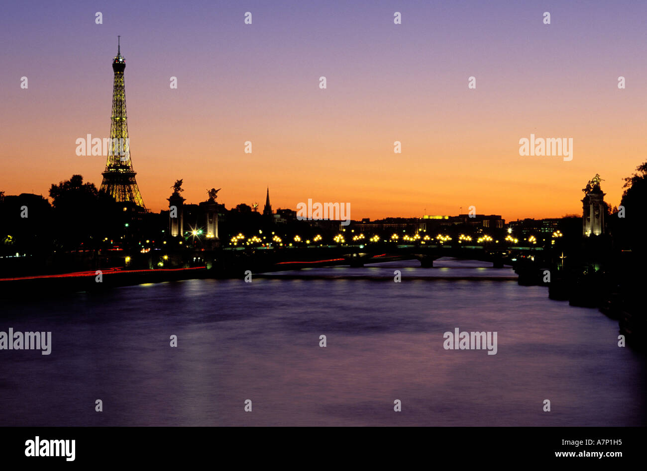 Frankreich, Paris, Seine, Eiffelturm und seine Nacht Blitze durch Pierre Bideau (Vervielfältigungsrecht) und Alexander III Brücke Stockfoto