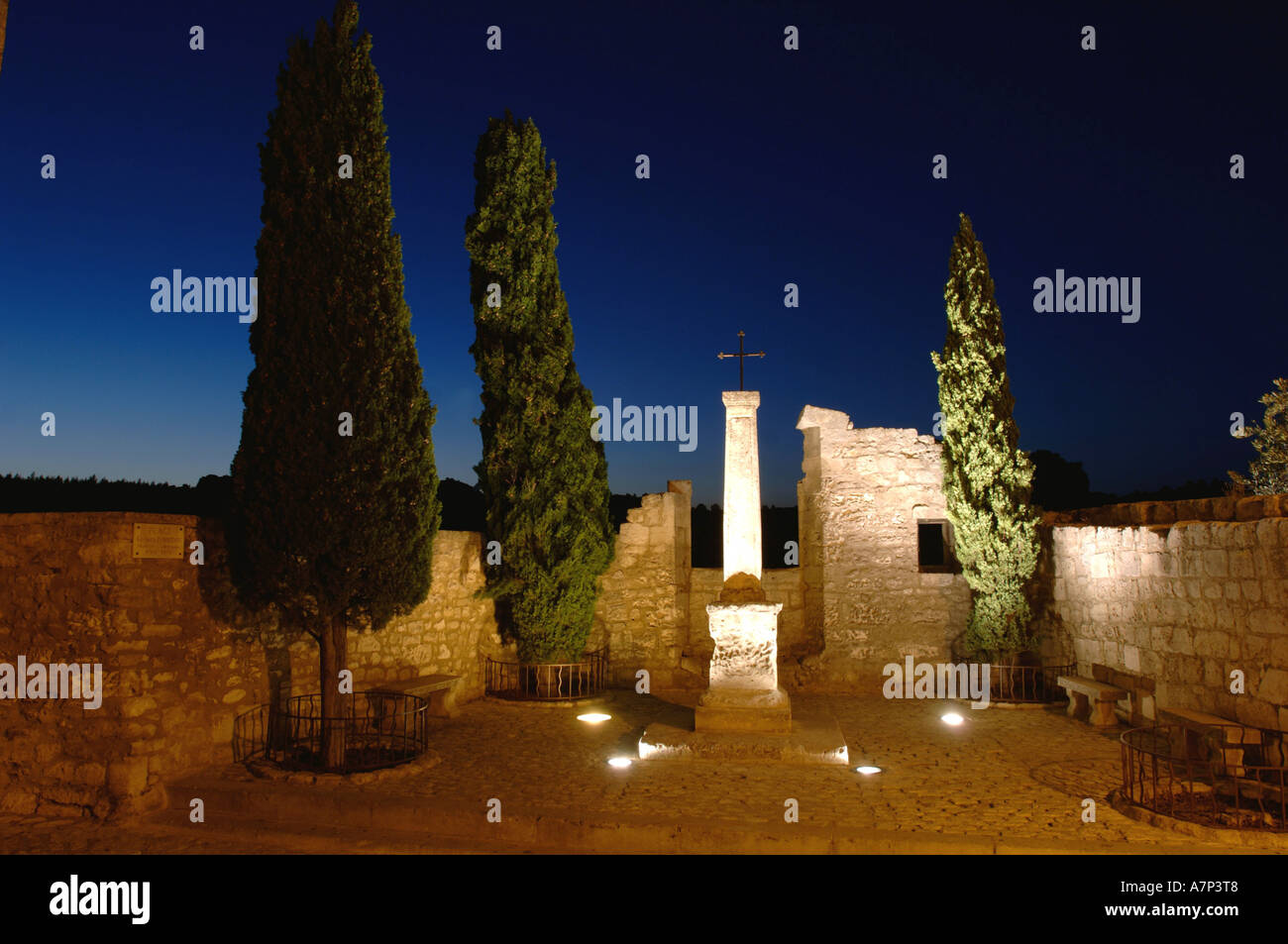 beleuchtete Denkmal mit Kreuz, Frankreich Stockfoto