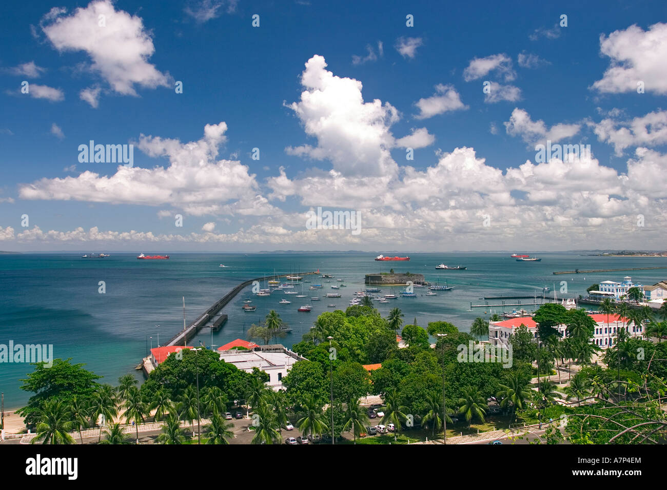 Blick auf den Hafen von Salvador da Bahia, Bundesstaat Bahia, Brasilien Stockfoto