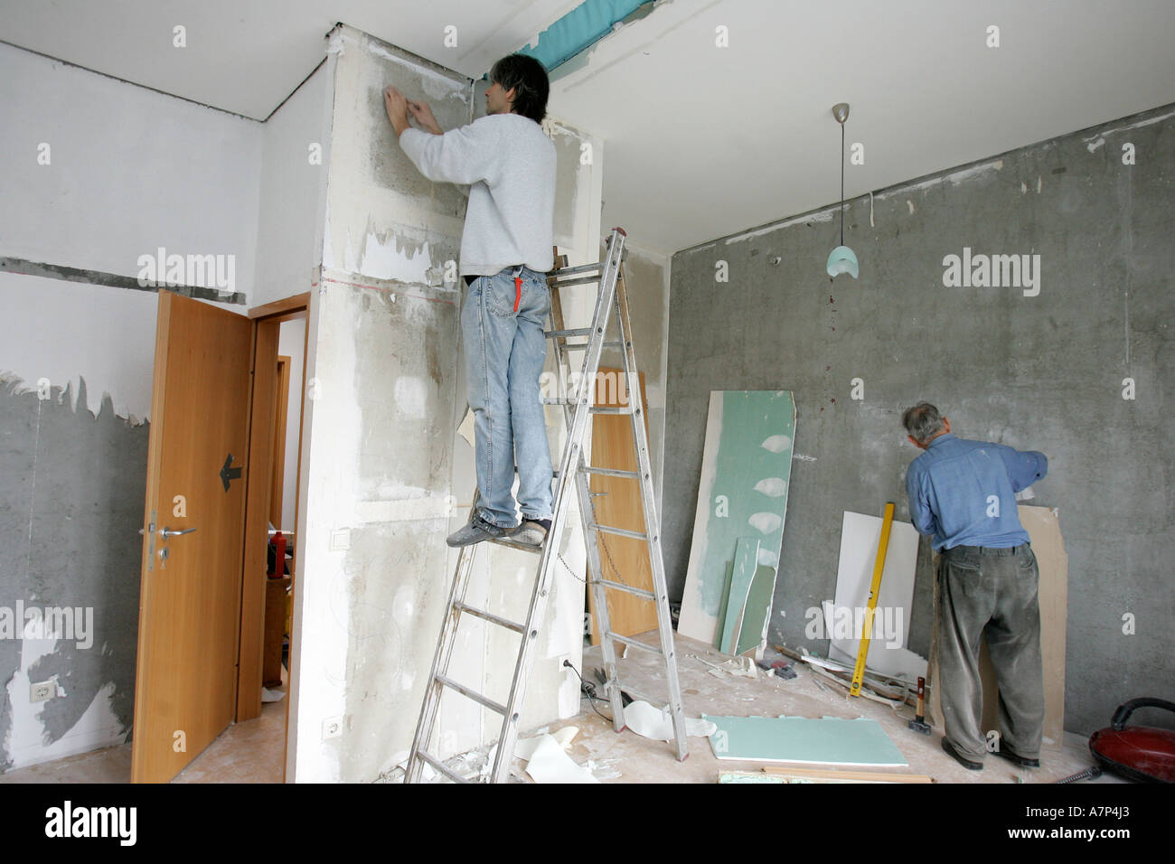 DEU, Deutschland, Handwerker renovieren, hohe Unfallrisiko für Heimwerker Stockfoto