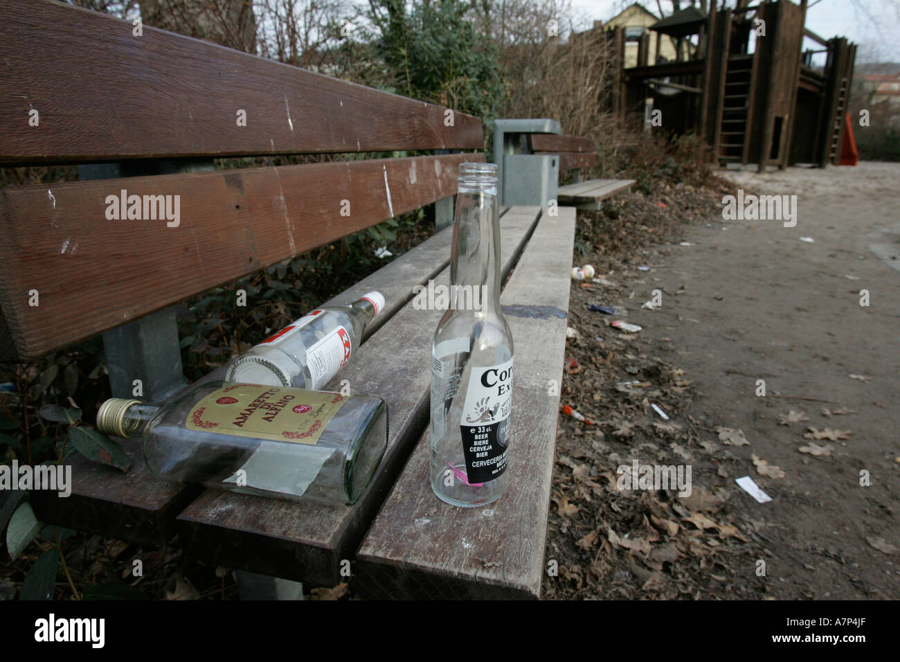 DEU, Deutschland, treffen sich Jugendliche auf Spielplätzen, Alkohol zu trinken, bleiben die Empy Flaschen Stockfoto