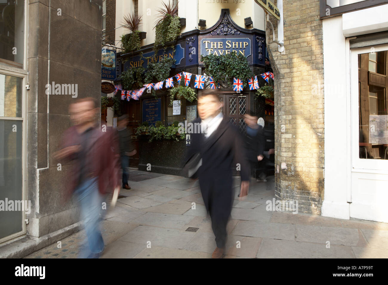 Fußgänger zu Fuß vorbei an The Ship Tavern Pub in London Stadt England UK 15 03 2007 Stockfoto