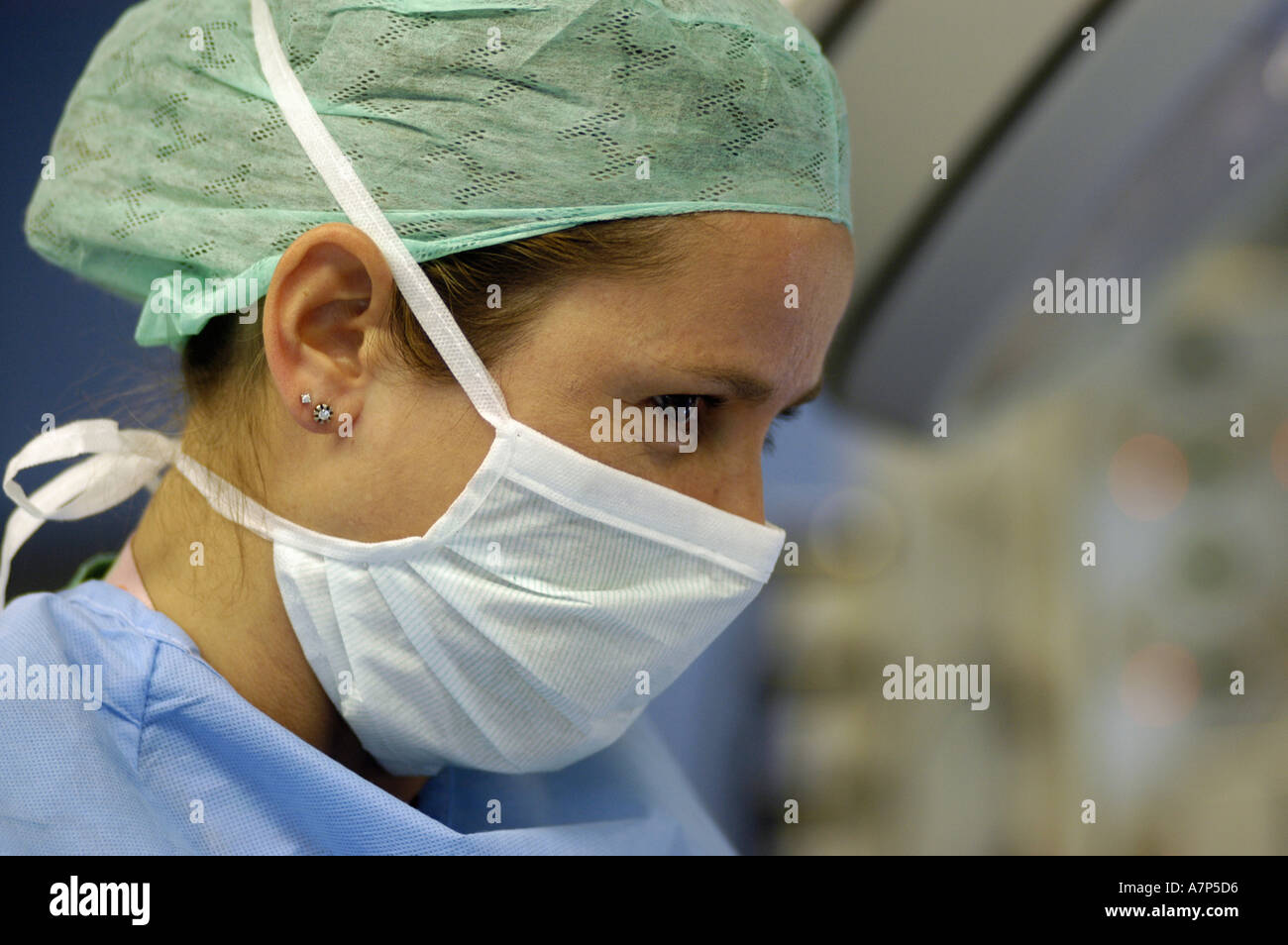 DEU Deutschland Westdeutsches Herzzentrum Essen Klinik für Thorax und Kardiovaskulare Chirurgie Operation am offenen Herzen Operationsteam mit Klinik Direktor Professor Dr med Heinz Jakob DEU Germany Essen Westdeutsches Herzzentrum Klinik für Thorax- und Herz-Kreislauf-Chirurgie Chirurgie am offenen Herzen mit Abteilungsleiter Professor Dr med Heinz Jakob WICHTIG Fotos duerfen nicht für Werbung PR anderer Kliniken Krankenhaeuser eingesetzt werden Stockfoto