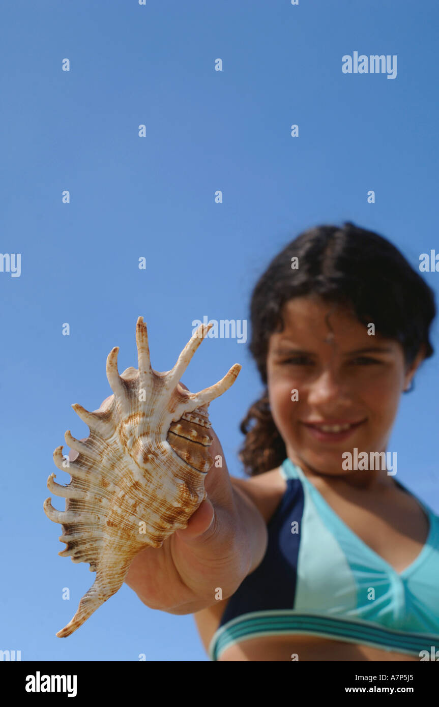 Kind mit Sea shell in der hand, Frankreich Stockfoto