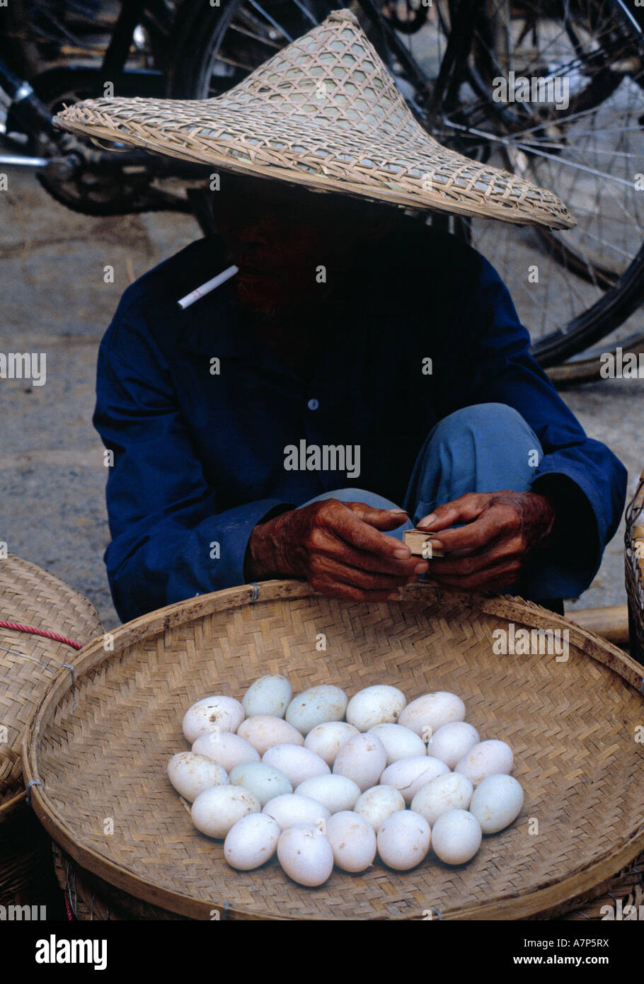 Mann am Markt Verkauf von Eiern, Yangshuo, Provinz Guangxi, China Stockfoto