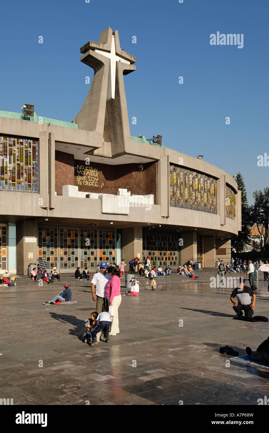 Pilgern vor der neuen Wallfahrt Kirche La Basilica de Nuestra Senora de Guadalupe Mexiko-Stadt Mexiko Stockfoto