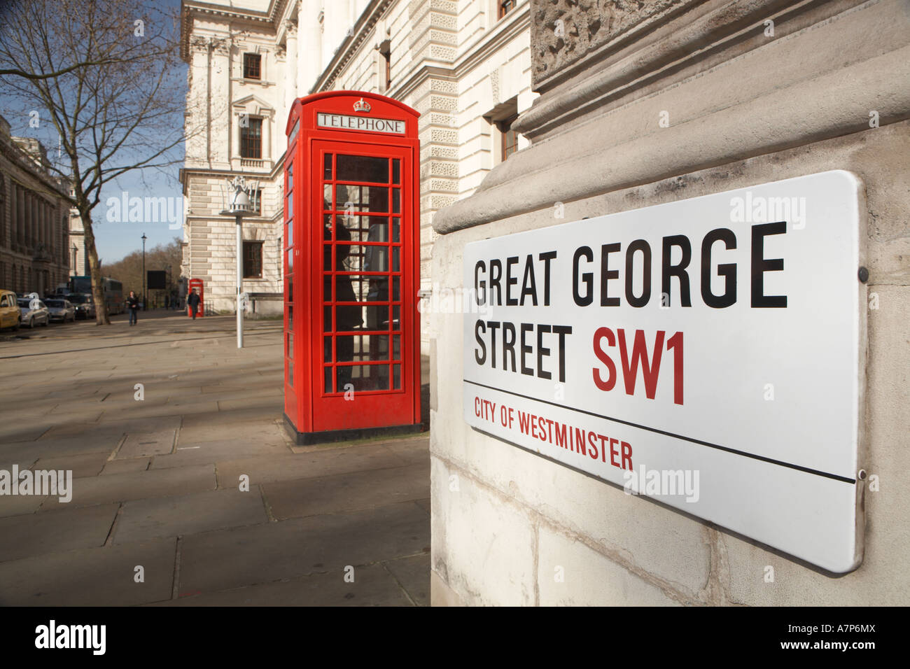 Rote Telefonzelle und Great George Street SW1 Straße unterzeichnen außen Regierungsstellen am Parliament Square in London City England Stockfoto