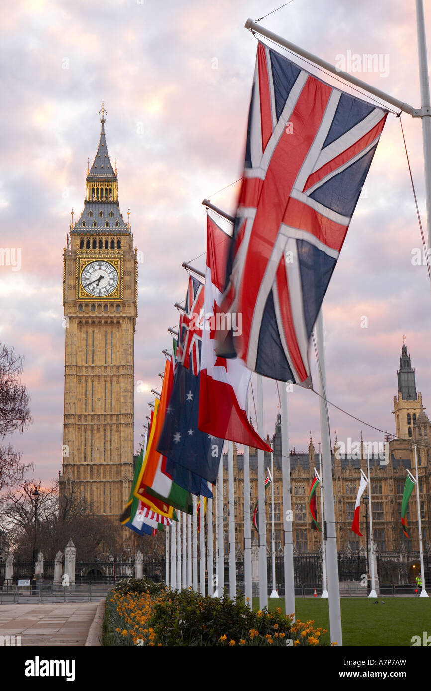 Union Jack Flagge weht im Wind bei Sonnenaufgang mit Blick nach Osten in Richtung Uhrturm Big Ben in London City England UK Stockfoto
