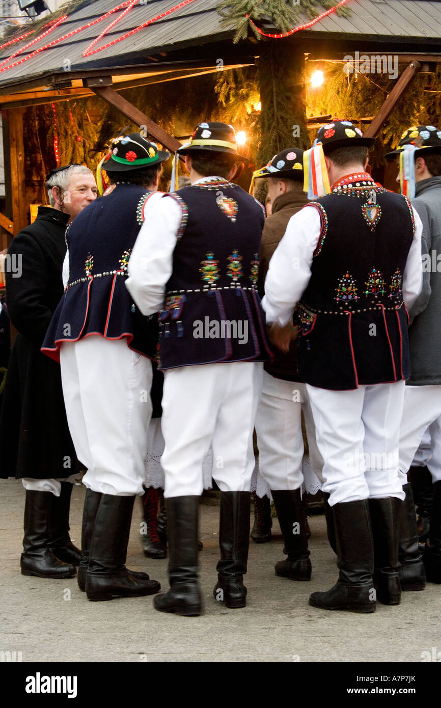 Gruppe von Männern im polnischen Highland-Kostüm aus der hohen Tatra auf dem Weihnachtsmarkt in Krakau Krakau Polen Stockfoto