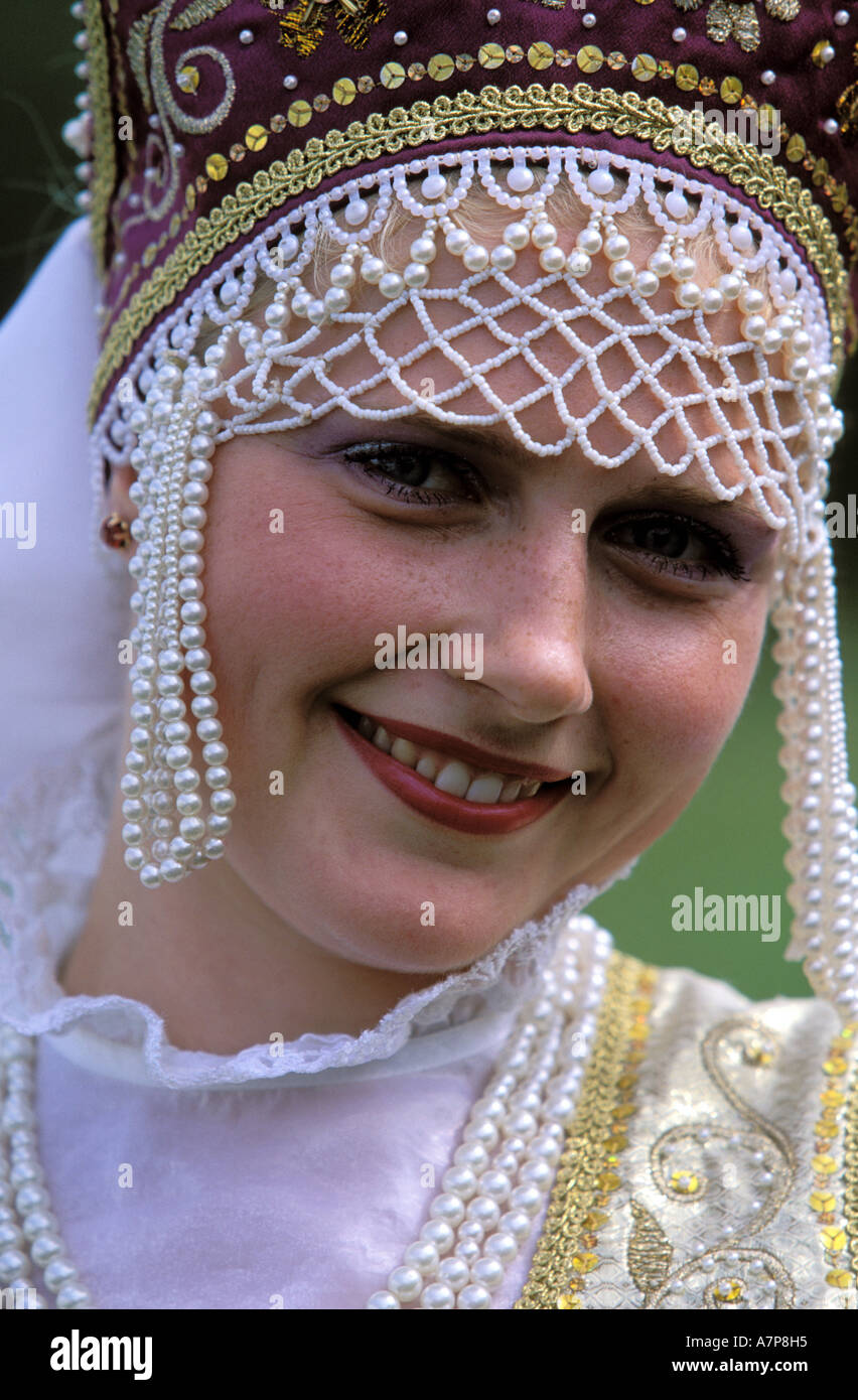 Russland, Western Region, Mädchen tragen eine Tracht Stockfoto