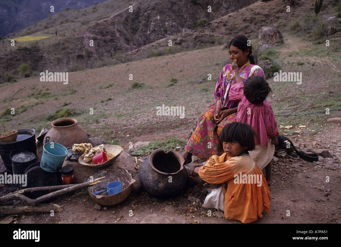 Staat Mexiko Chihuahua Sierra Madre-Familie der Tarahumaran-Indianer zu Hause Stockfoto