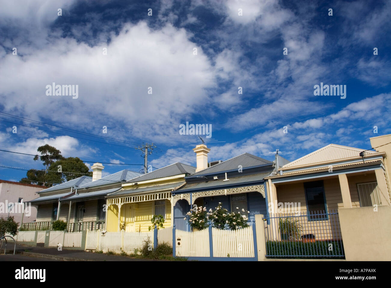 Architektur / eine Reihe von einzelnen Fronted, Wetter-Board-Cottages.Located in Melbourne "Vorort von Flemington" Australien. Stockfoto