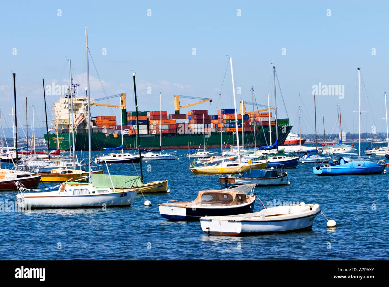 Schifffahrt / ein Containerschiff ist im "Hafen von Melbourne" Melbourne Victoria Australien ausgehenden. Stockfoto