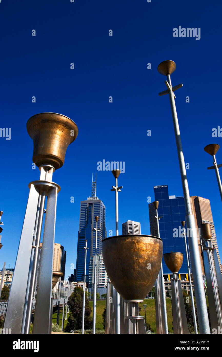 Melbourne Cityscape / mit der "Föderation Bells' aus 'Birrarung Marr Park' Melbourne Victoria Australien angesehen. Stockfoto