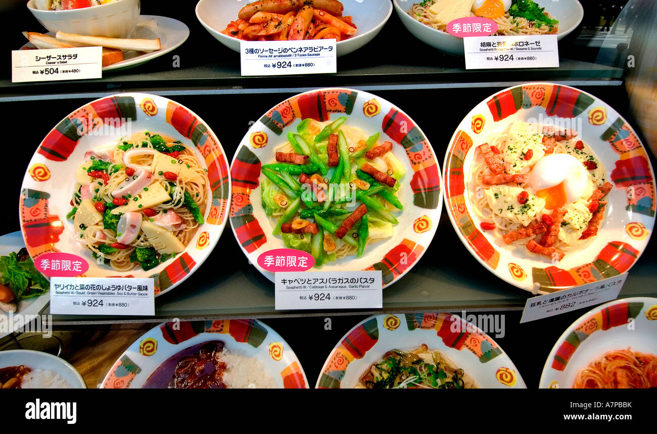 Kyoto Sushi Fisch Restaurant Essen Markt Sushi Teller Kunststoff-Fenster Probe rohen Display Wachs Preis Mittagessen mit Meeresfrüchten Stockfoto