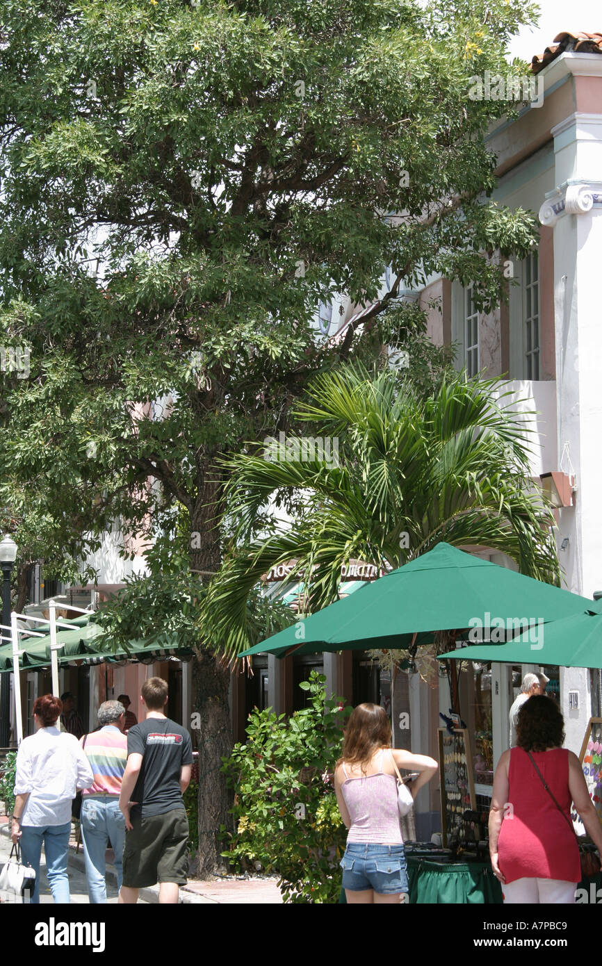 Miami Beach Florida, Espanola Way, Touristenattraktion, Straße, Straßencafés, spanisch beeinflusste Architektur, Shopping Shopper Shopper Shop Shops Market Stockfoto