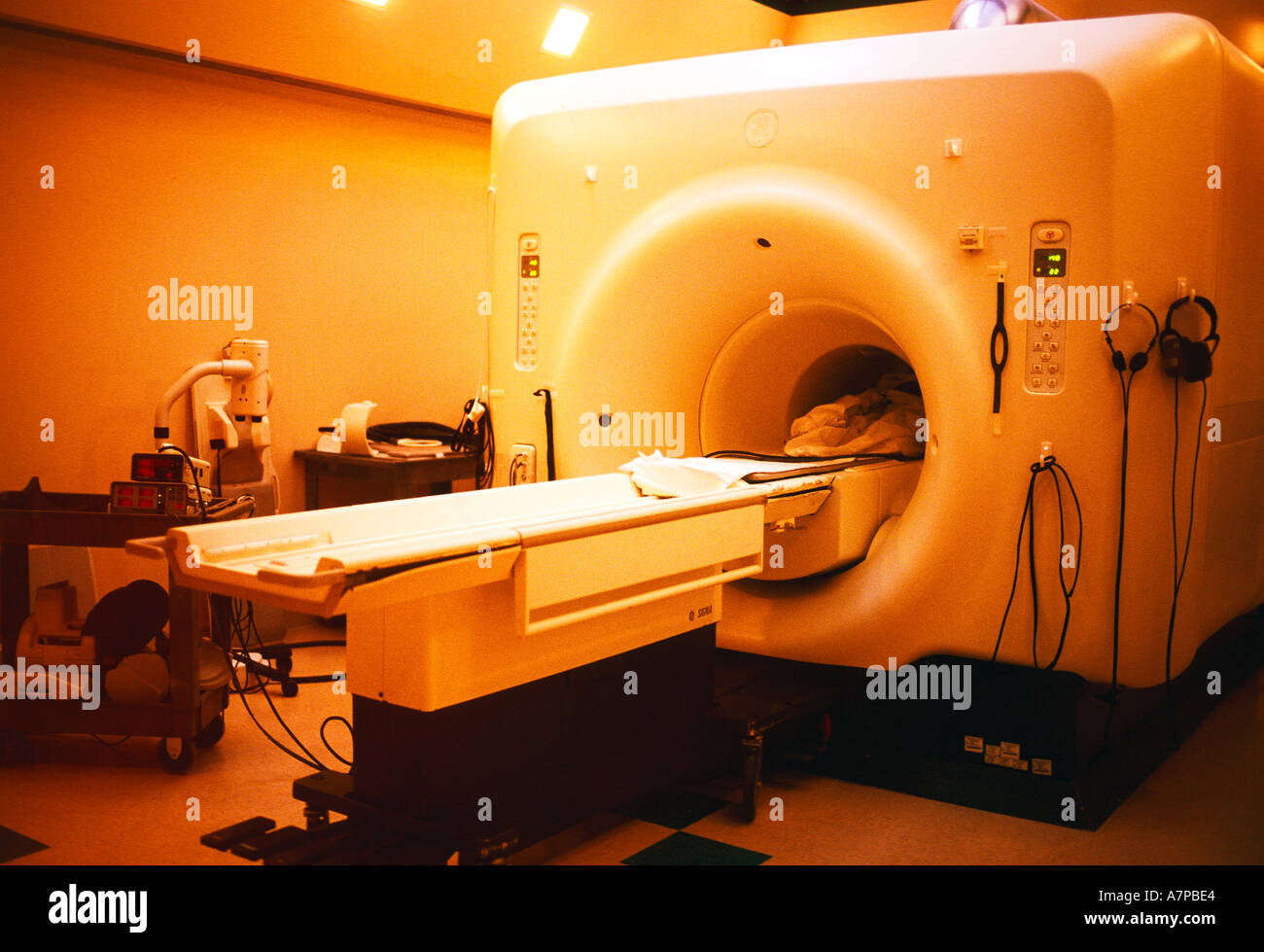Magnet-Resonanz-Tomographie MRT-Gerät verwendet wird, zu scannen und zu diagnostizieren ein vier Jahres altes Mädchen Stockfoto
