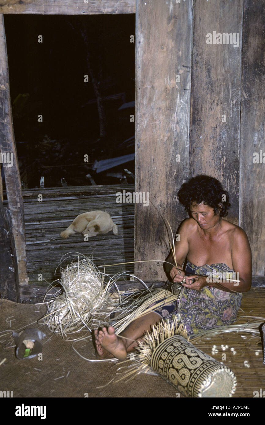 Frau arbeitet im Langhaus Bunu Dayak Iban, Malaysia, Sarawak Stockfoto