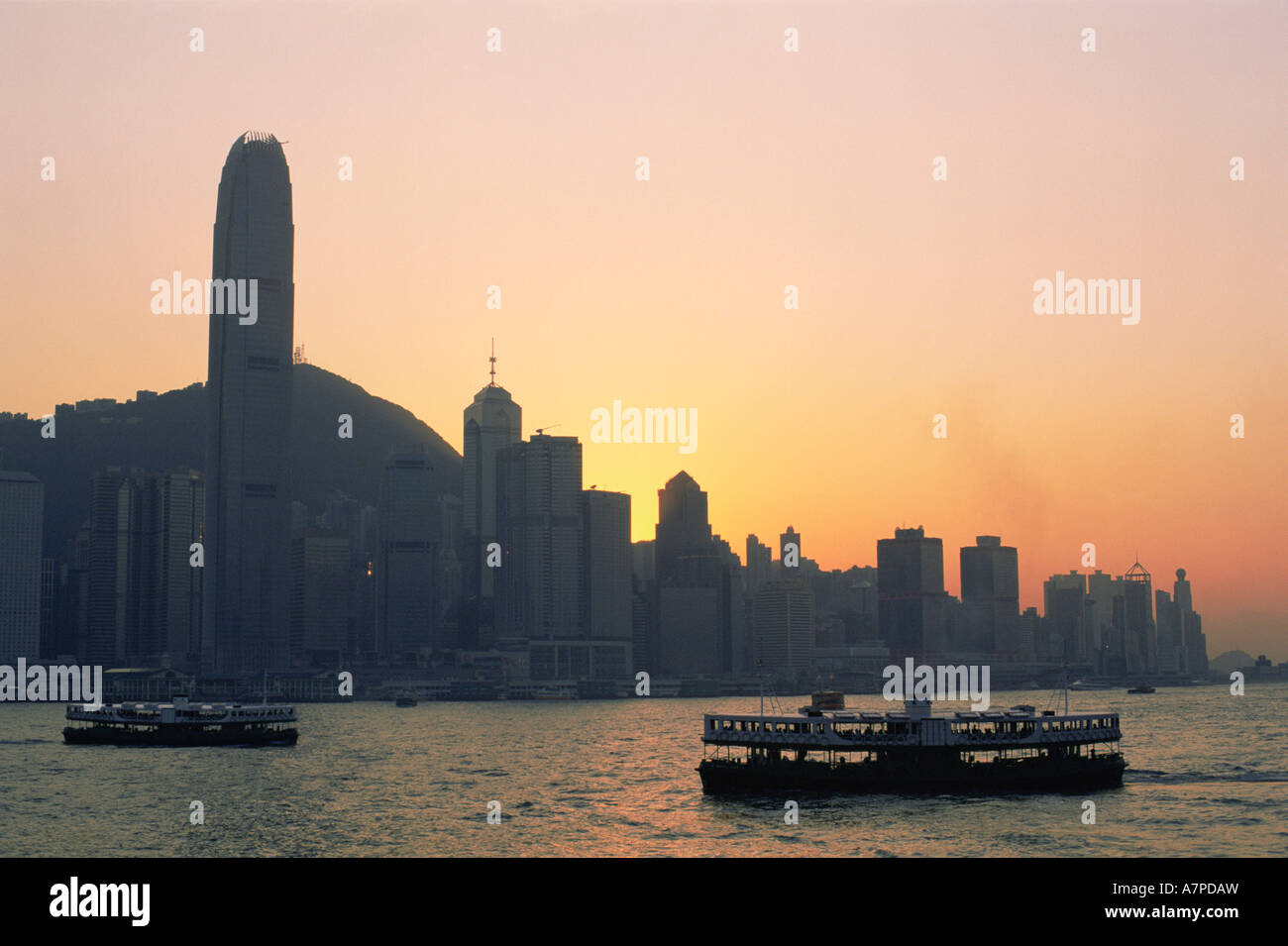China, Hong Kong, Skyline der Stadt und den Victoria Harbour in der Abenddämmerung Stockfoto