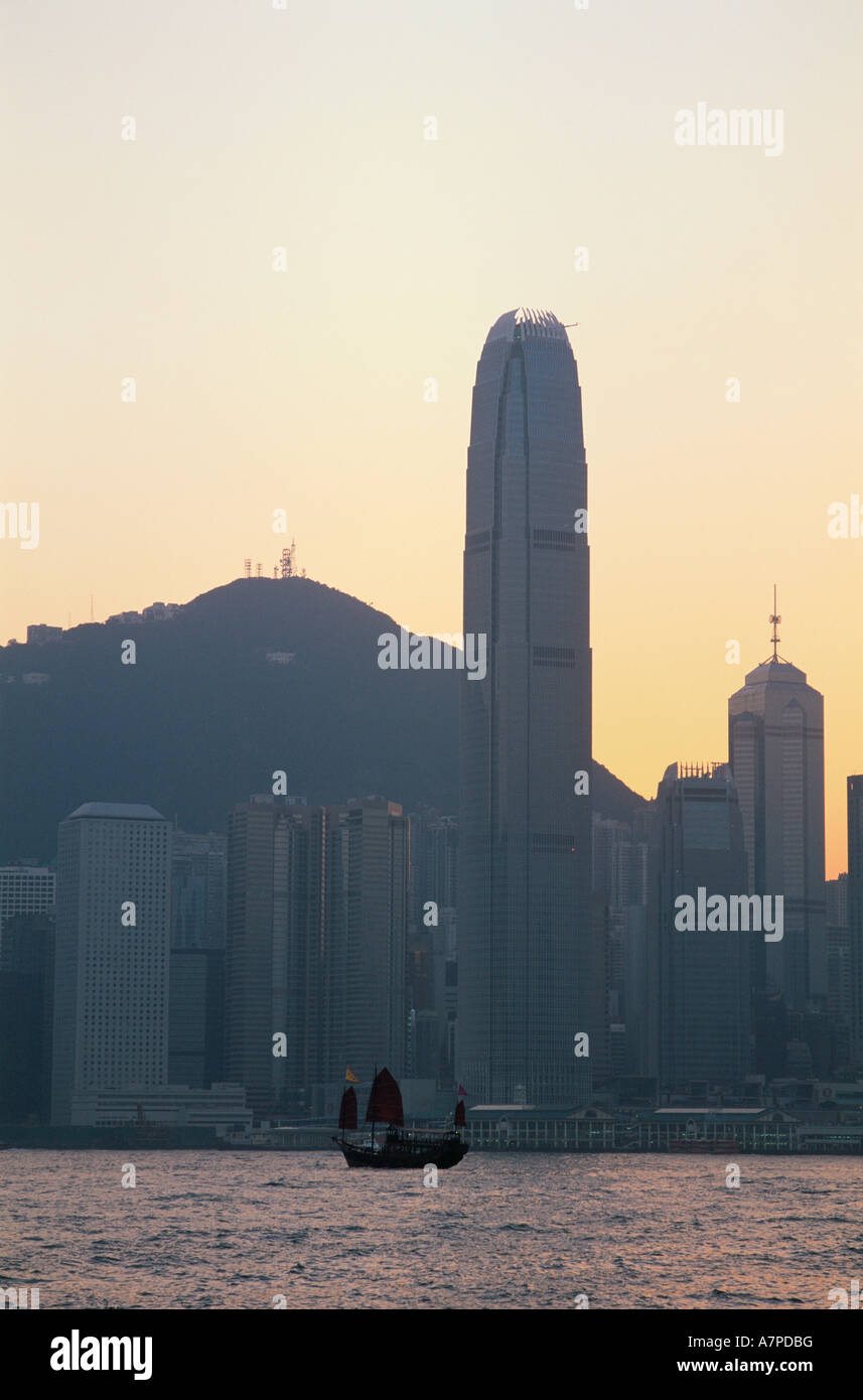 China, Hong Kong, Skyline der Stadt und den Victoria Harbour in der Abenddämmerung Stockfoto