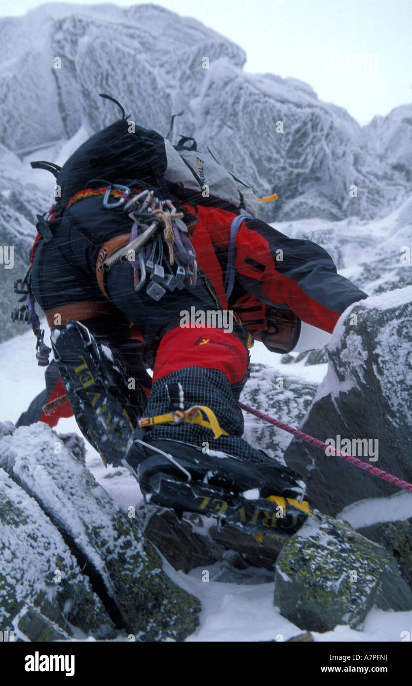 Generische Schuss des Bergsteigers bei schlechtem Wetter klettern im Bereich Chamonix in den französischen Alpen Stockfoto
