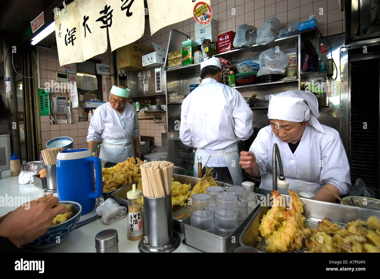 Tokyo Japan der Tsukiji Fischmarkt ist der größte Fisch- und Meeresfrüchtegroßmarkt der Welt. Thunfisch-Auktion, Japanisch Stockfoto