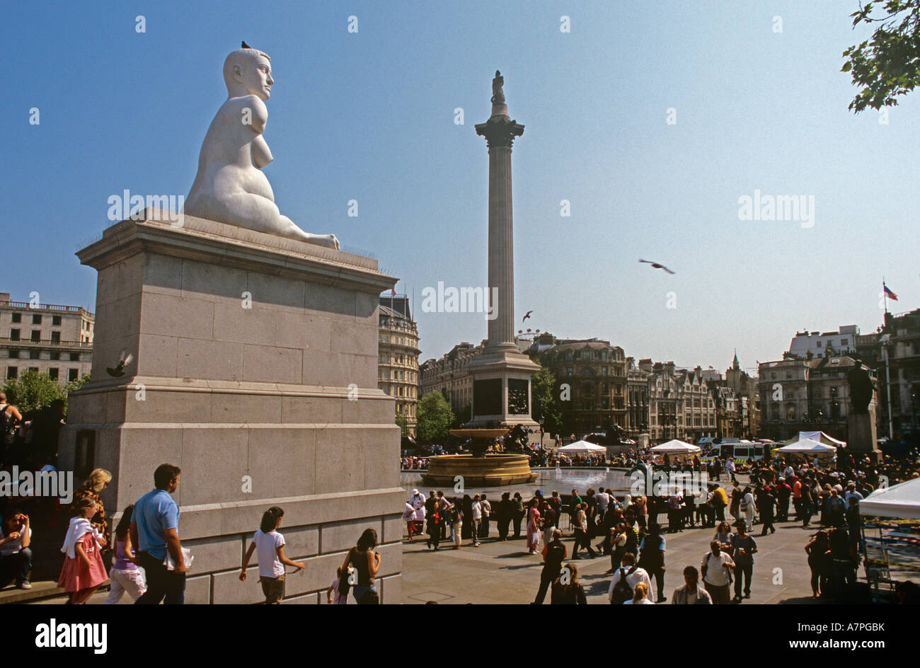 Alison Lapper mit Blick auf dem Trafalgar Square gegenüber National Portrait Gallery Stockfoto