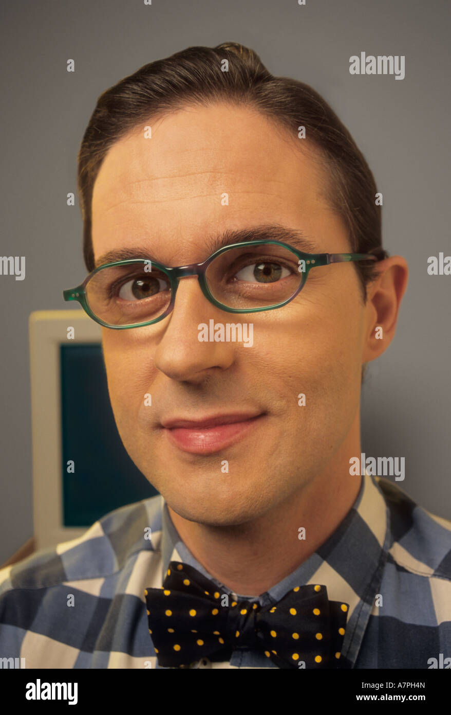 Ein freundlicher aussehende Kerl mit einem karierten Hemd und eine Fliege. Stockfoto