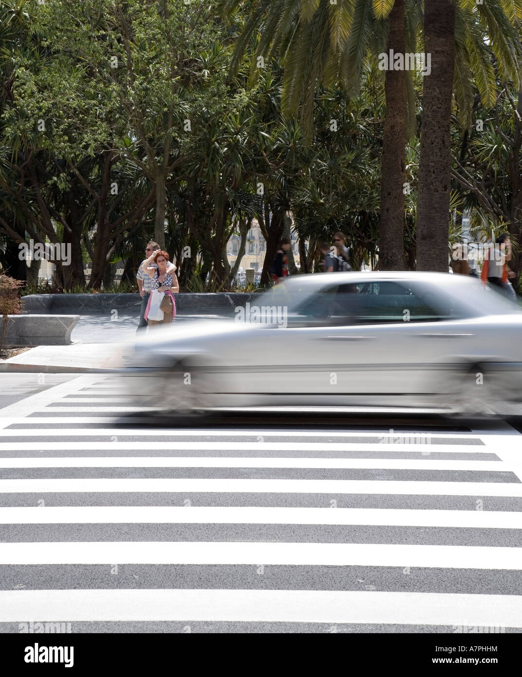 Auto beschleunigt über Fußgängerüberweg Malaga Spanien Stockfoto