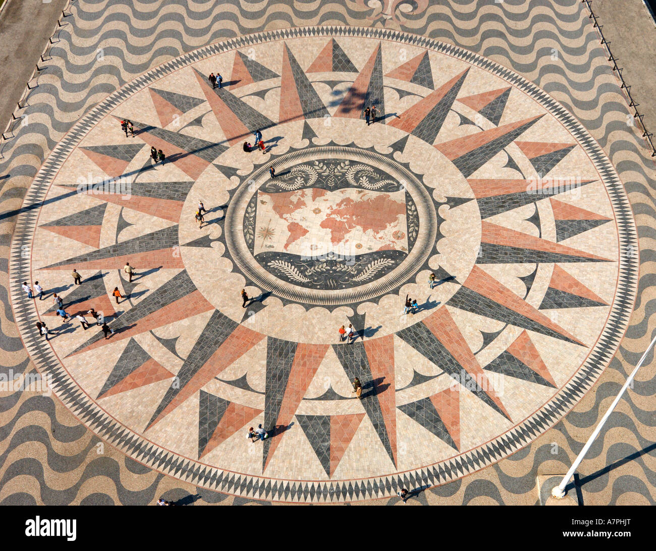 Portugal, Lissabon, Belem; Blick von oben auf das Denkmal der Entdeckungen der Kompass und Welt Karte auf dem Bürgersteig Stockfoto
