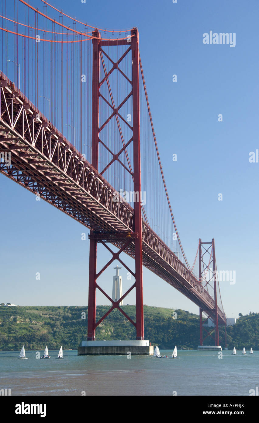 25. April Brücke über den Fluss Tejo, Lissabon, Portugal Stockfoto