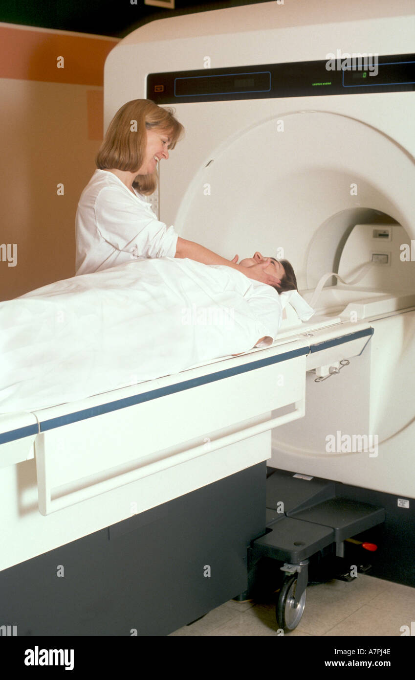 Ein Krankenhaus-Techniker tröstet einen Mann vor einer Magnetresonanztomographie Eingriff in Ohio USA Stockfoto