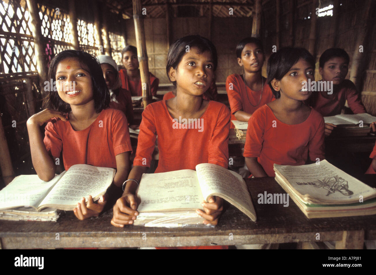 Großes Mädchen, Attentitive und Befragung in der Klasse mit großen Arbeitsbücher in Schule Bangladesch Stockfoto