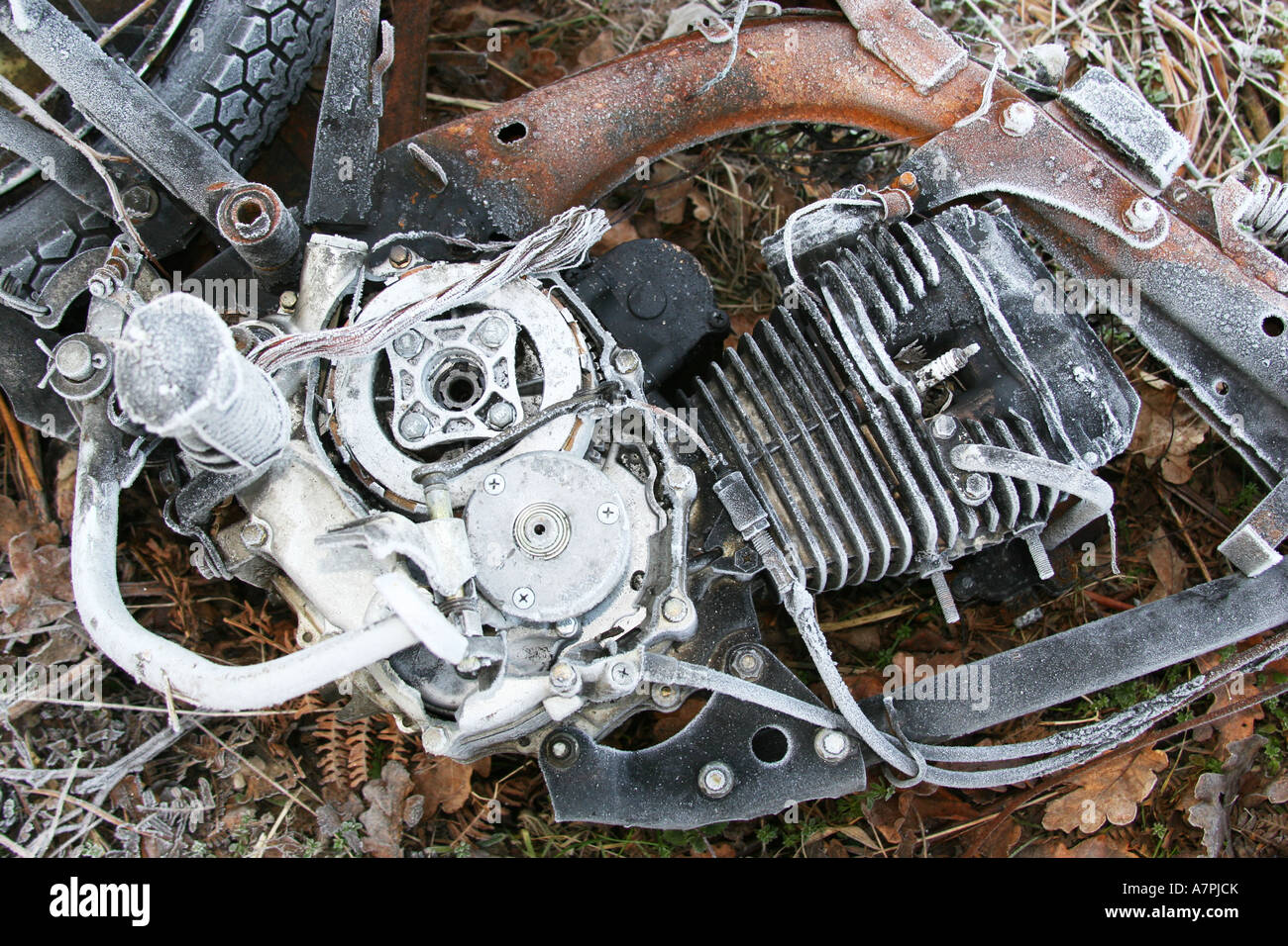 Aufnahme des Motors der gedumpten Motorrad in eisigen Bedingungen zu schließen. Stockfoto
