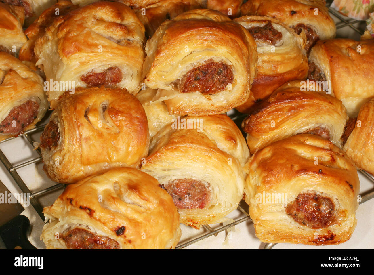 Kochwurst kleine Rollen gestapelt auf einem kühlenden Tablett. Stockfoto