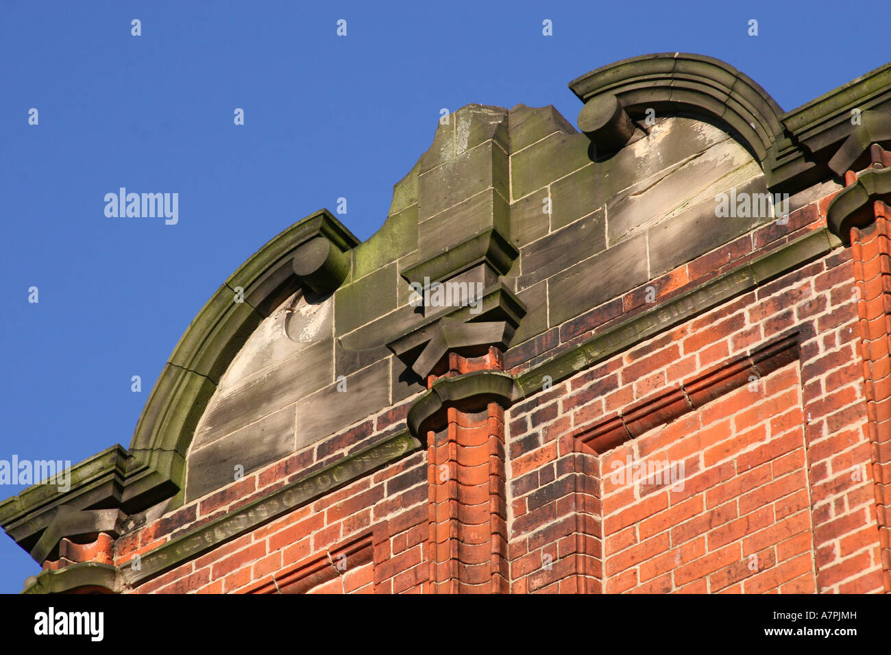 Alte Stein und Mauerwerk auf viktorianischen Gebäude Dach. Stockfoto