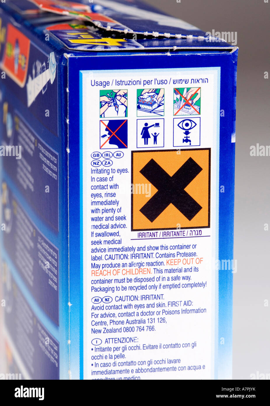 Warnhinweis auf Schachtel mit Geschirrspülmittel-Tabletten Stockfoto