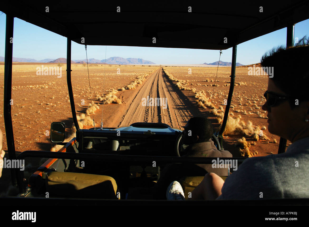 Ein Tourist auf eine Pirschfahrt im offenen Fahrzeug im Namibrand Nature Reserve Stockfoto