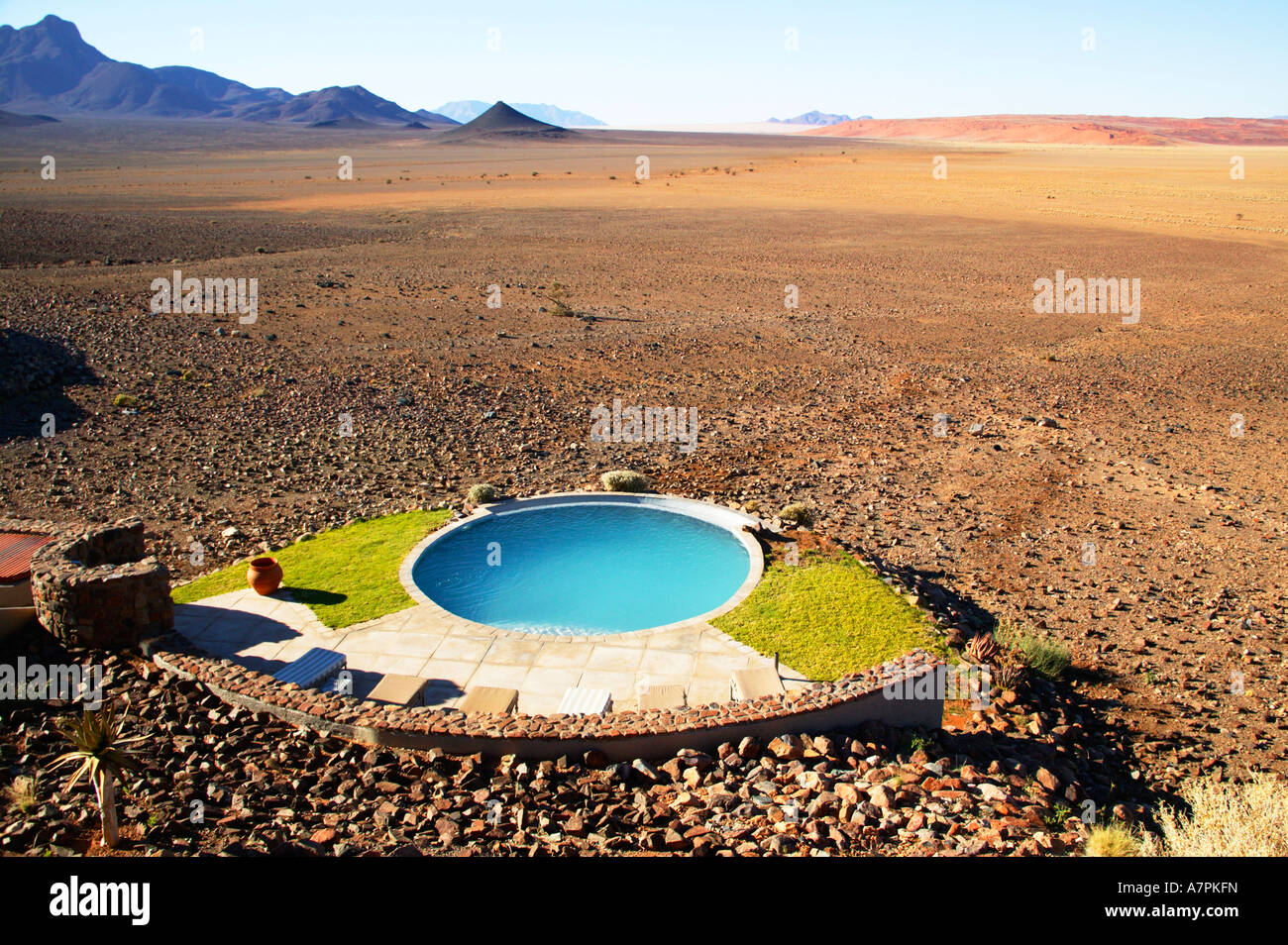 Einen kreisförmigen Pool in einer exklusiven Lodge befindet sich in einem riesigen Wüste schlicht Namibrand Nature Reserve Namibia Stockfoto